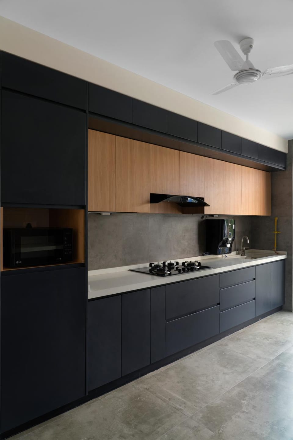 Kitchen or kitchenette, minibar, stove