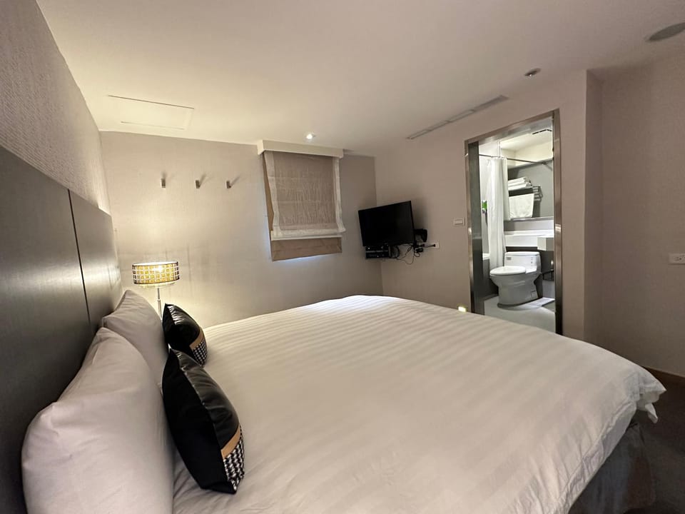 Photo of the whole room, Bedroom