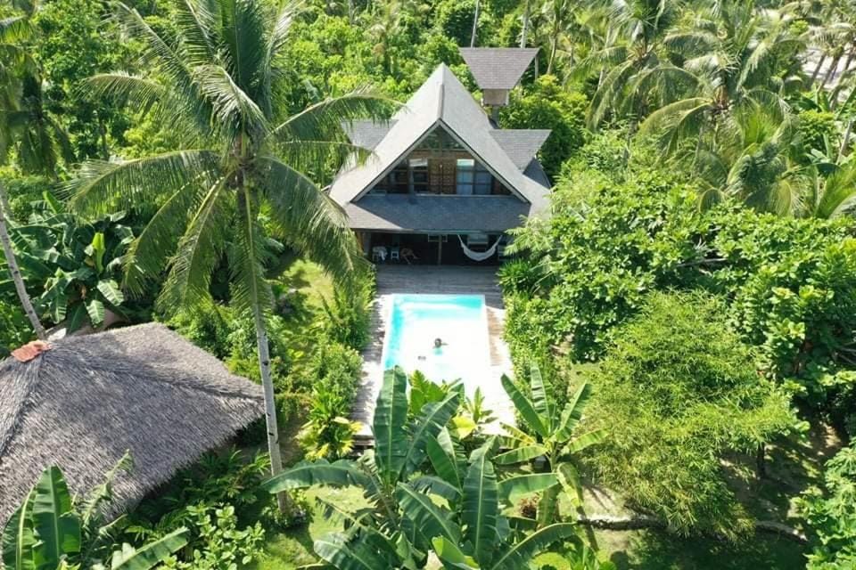 Tropical Jungle Villa 5 min walk to Cloud 9 Villa in General Luna