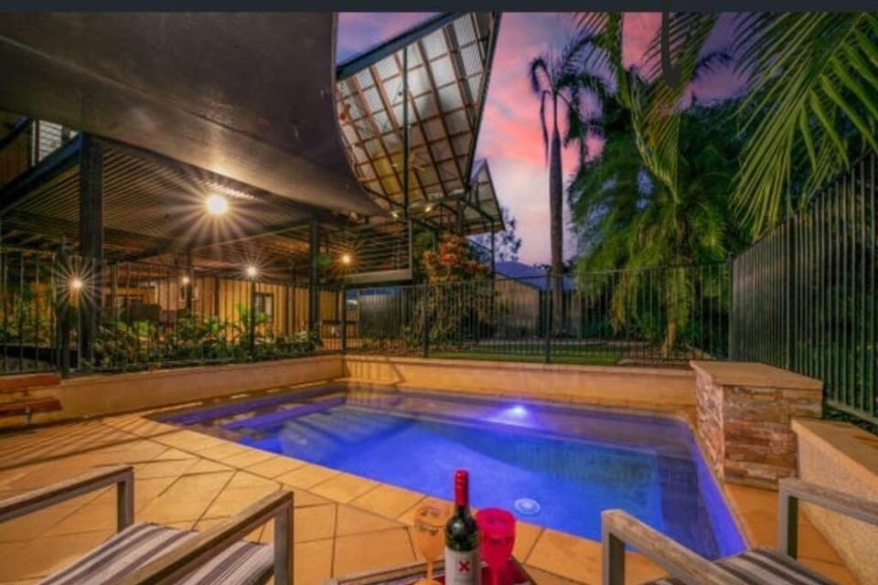 ZenLux: 3-Story Corporate Golf Retreat + Pool/BBQ Apartment in Darwin