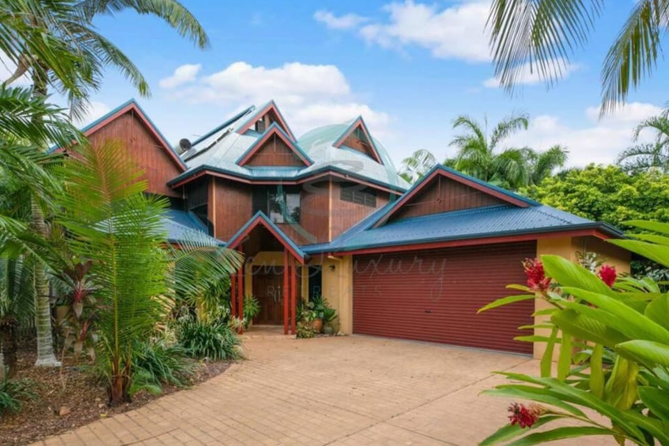 ZenLux: 3-Story Corporate Golf Retreat + Pool/BBQ Apartment in Darwin