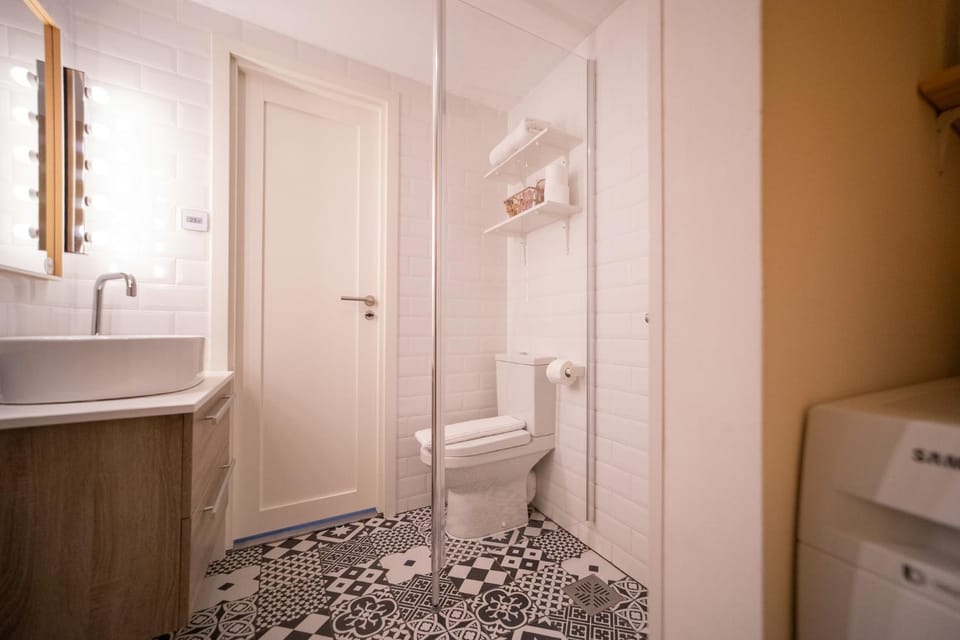 Shower, Toilet, Bathroom, Photo of the whole room, towels, washing machine