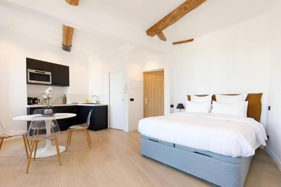 Photo of the whole room, Bedroom