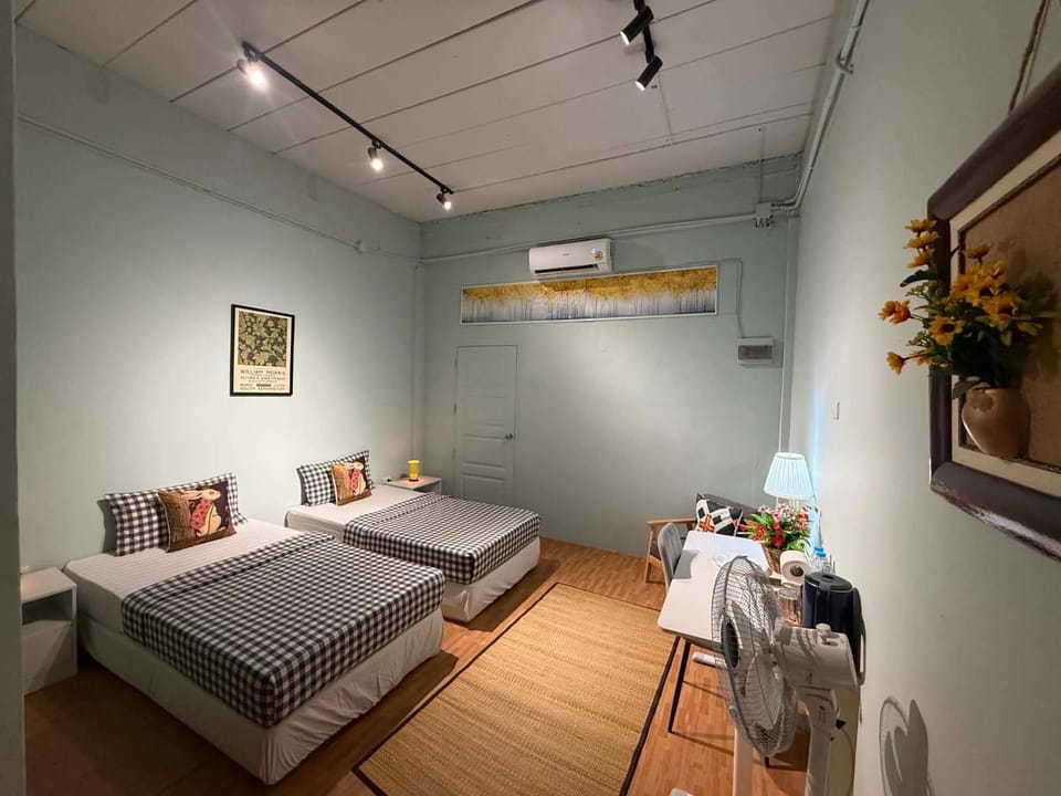 Bed, Photo of the whole room, Bedroom, air conditioner