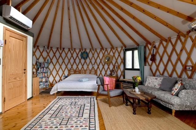 היורטוב במתת Luxury tent in North District