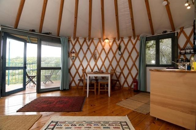 היורטוב במתת Luxury tent in North District