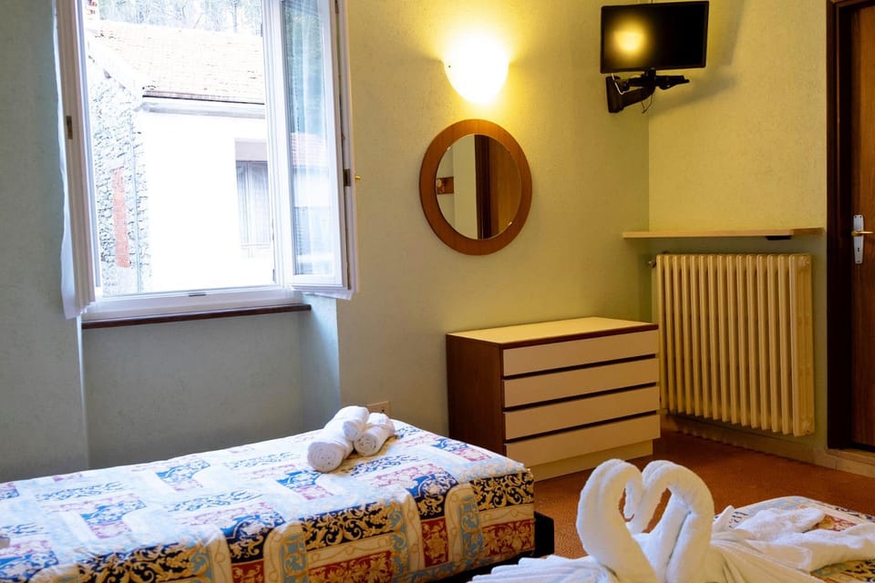 Bed, TV and multimedia, Photo of the whole room, Bedroom, internet, towels
