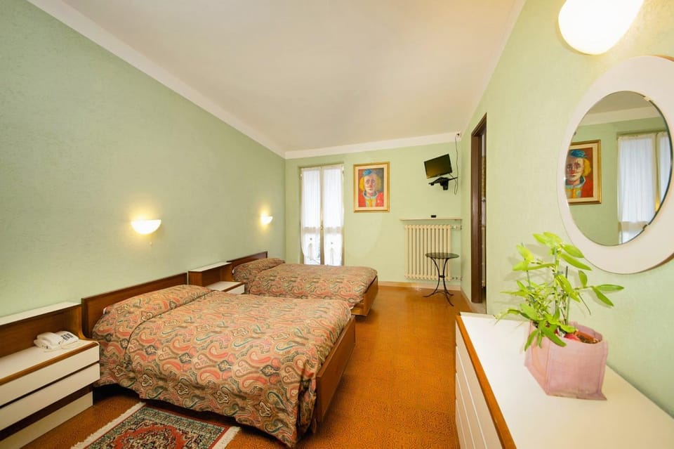 Bed, TV and multimedia, Photo of the whole room, Bedroom, hair dresser