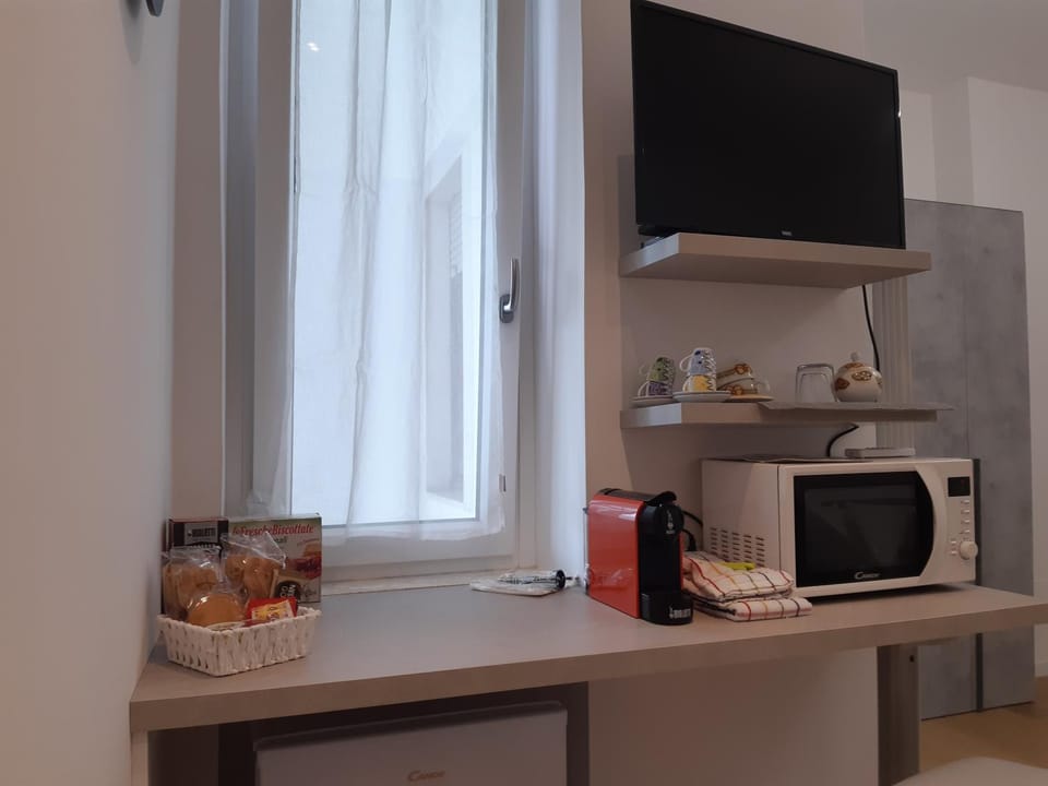 TV and multimedia, Coffee/tea facilities, Food and drinks, minibar