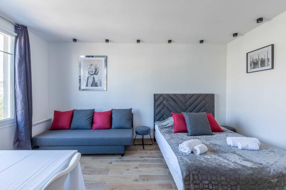 Bed, Living room, Bedroom
