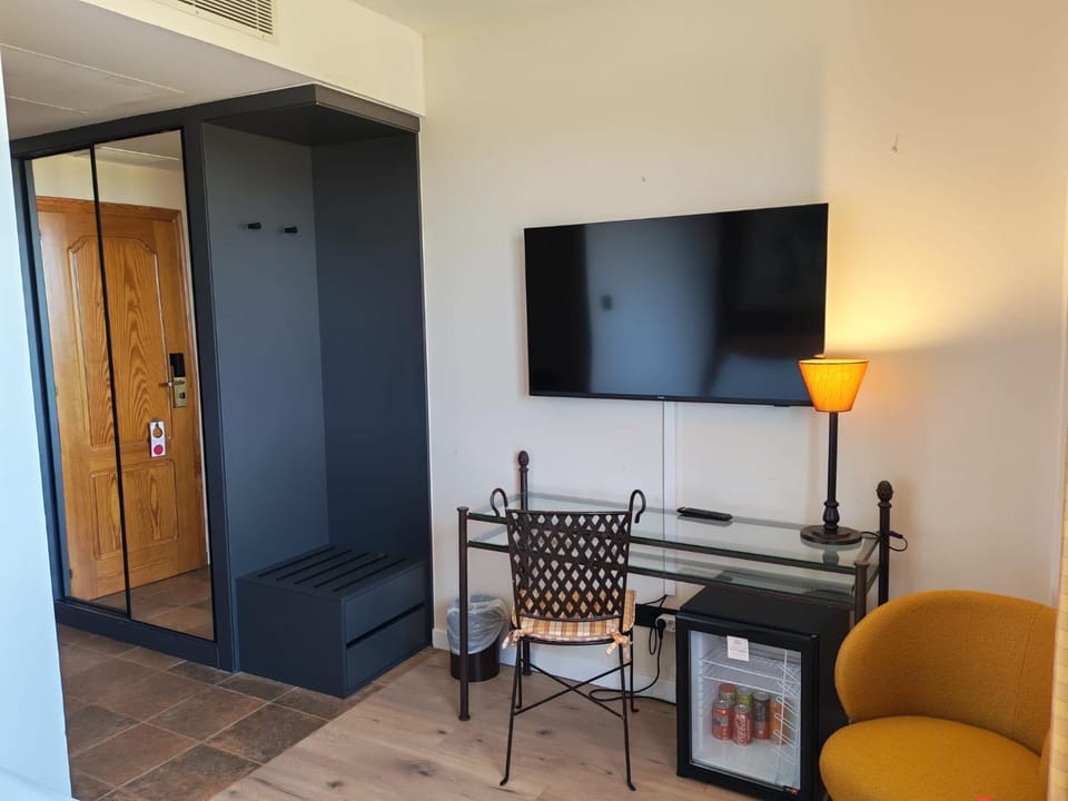 TV and multimedia, minibar, wardrobe