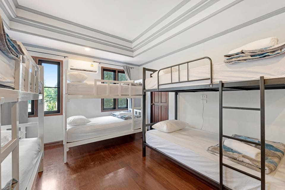 Bed, Photo of the whole room, bunk bed, air conditioner
