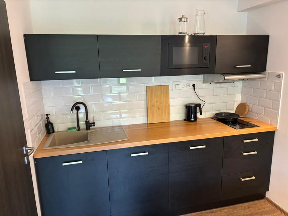 Kitchen or kitchenette, Food and drinks, Meals, Breakfast, Lunch, Drinks, microwave, stove, toaster, kitchen, kitchen