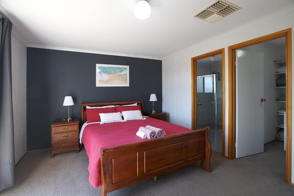 Bedroom, wardrobe
