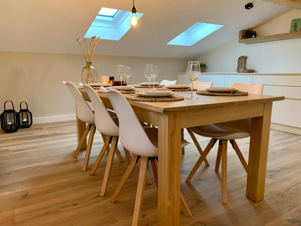Kitchen or kitchenette, Dining area