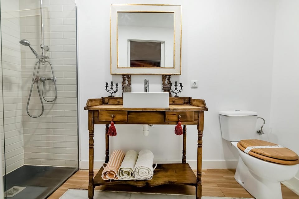 Shower, Toilet, Bathroom, towels