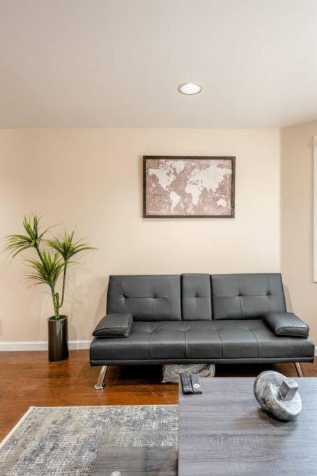 *2bdr Victorian Home away from Home - *Central Loc House in Sacramento