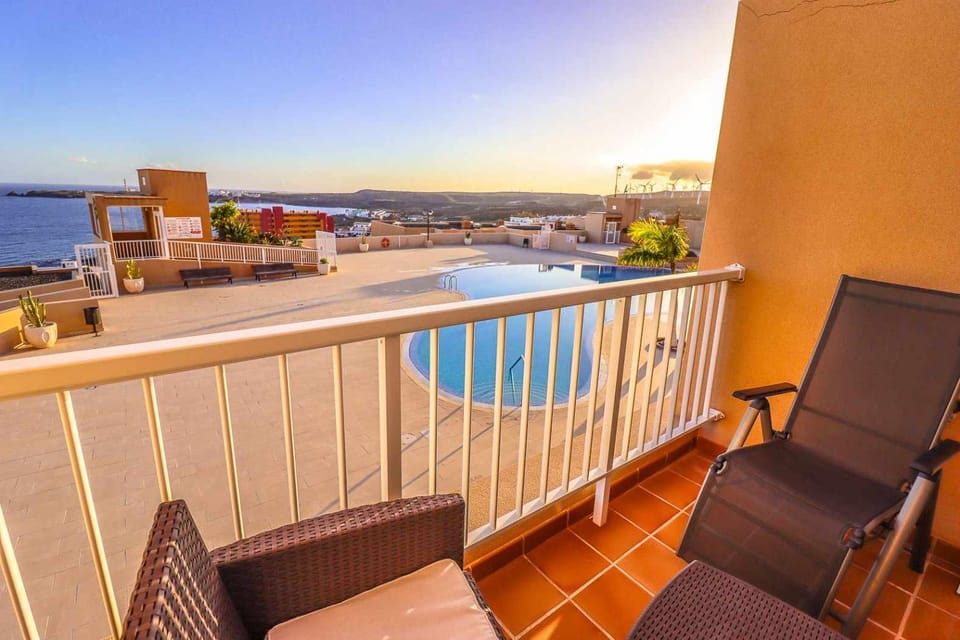 Balcony/Terrace, Pool view, Sea view, Swimming pool, sunbed