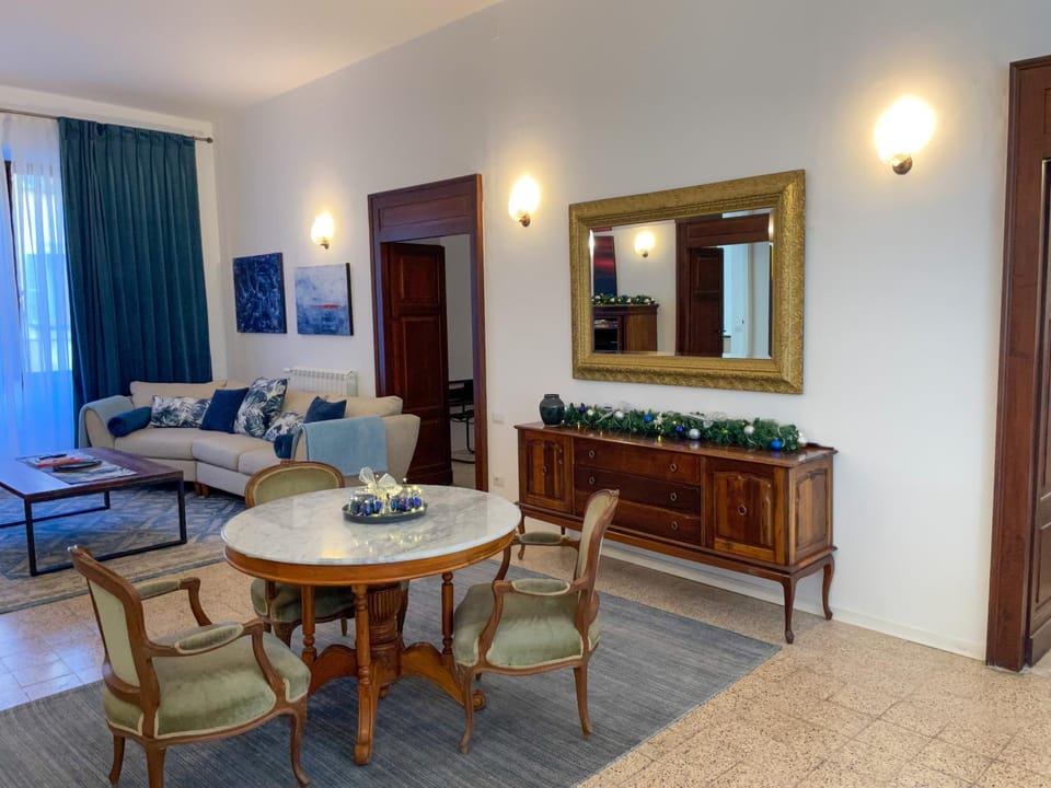 Living room, Seating area