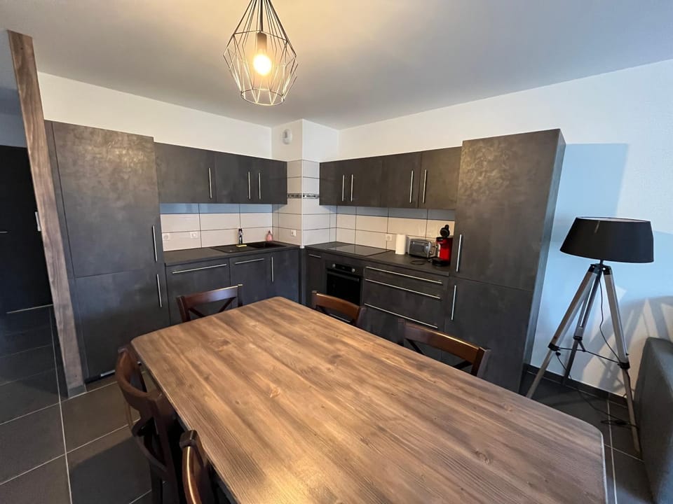 Kitchen or kitchenette, Dining area, minibar, pet friendly, stove