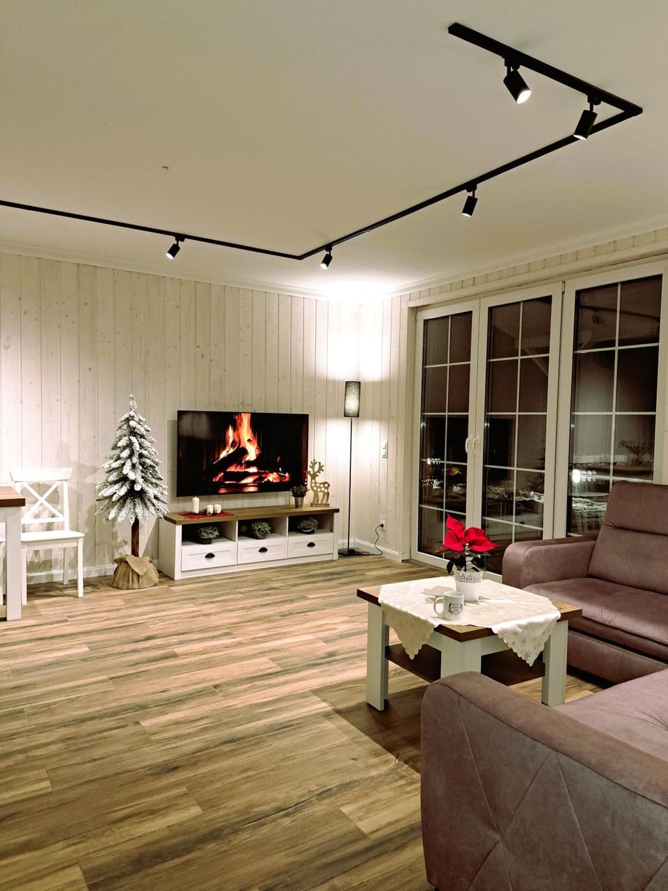 Communal lounge/ TV room, TV and multimedia, Living room, Seating area, Evening entertainment