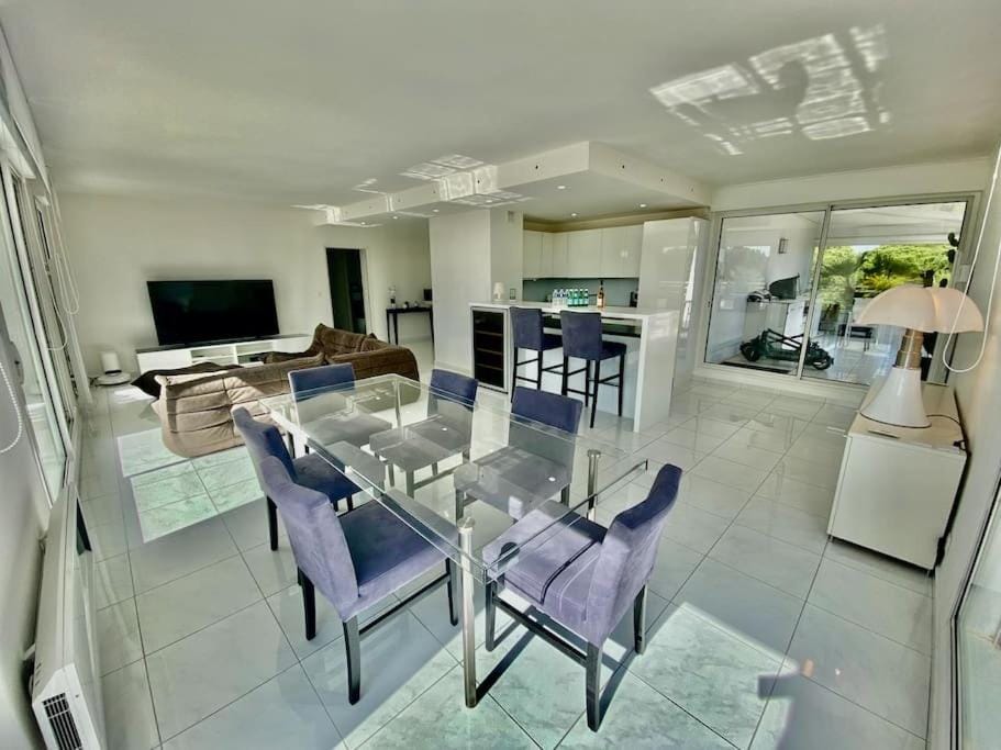 Communal lounge/ TV room, Living room, Dining area