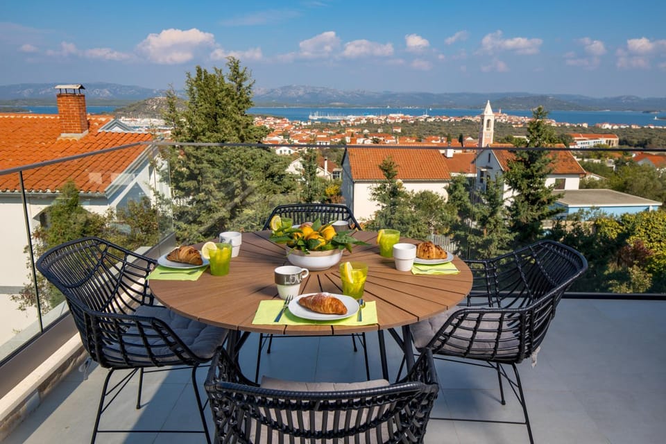 Day, Natural landscape, View (from property/room), Balcony/Terrace, City view, Sea view