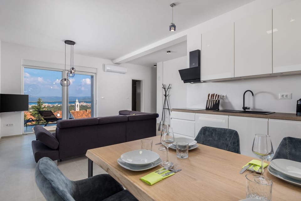 Kitchen or kitchenette, Living room, Seating area, Dining area