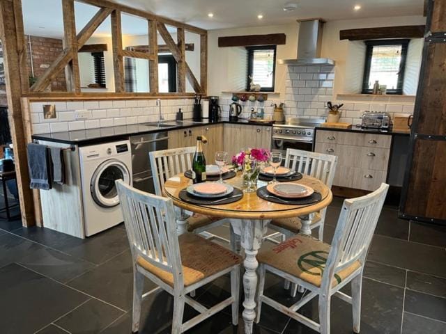 Coffee/tea facilities, Kitchen or kitchenette, Dining area, dishwasher, oven, pet friendly, toaster, washing machine