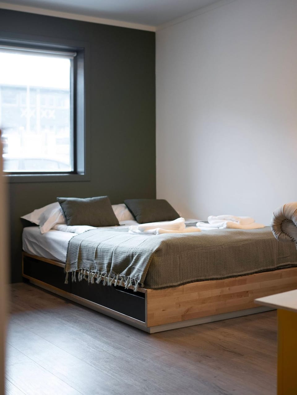 Bed, towels