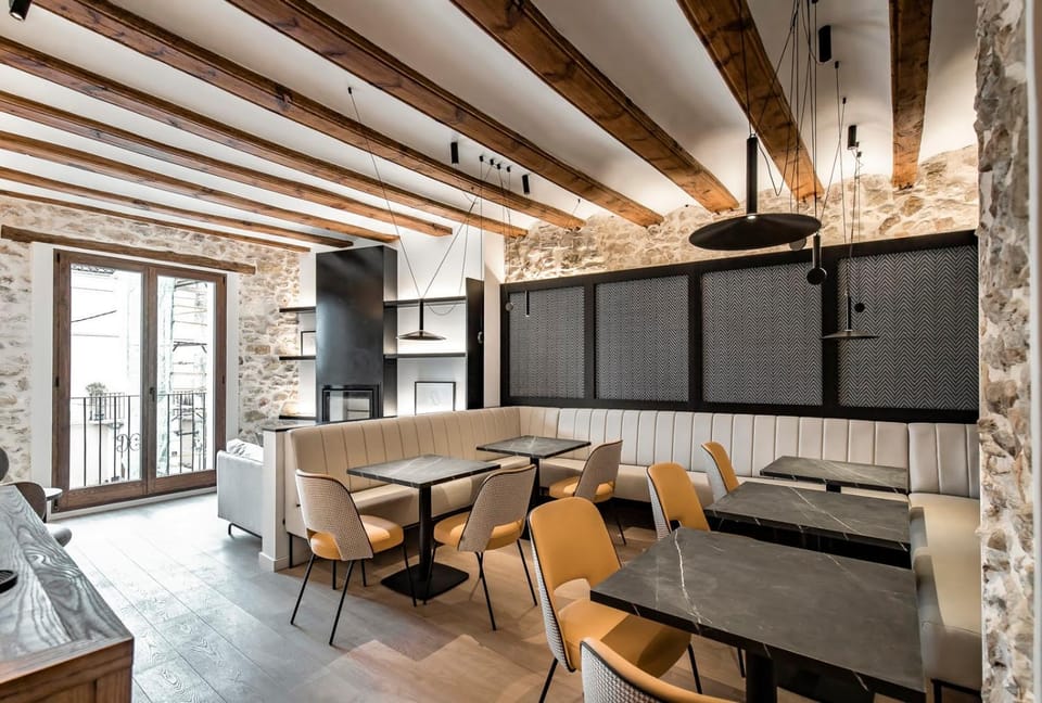 Communal lounge/ TV room, Dining area, Breakfast