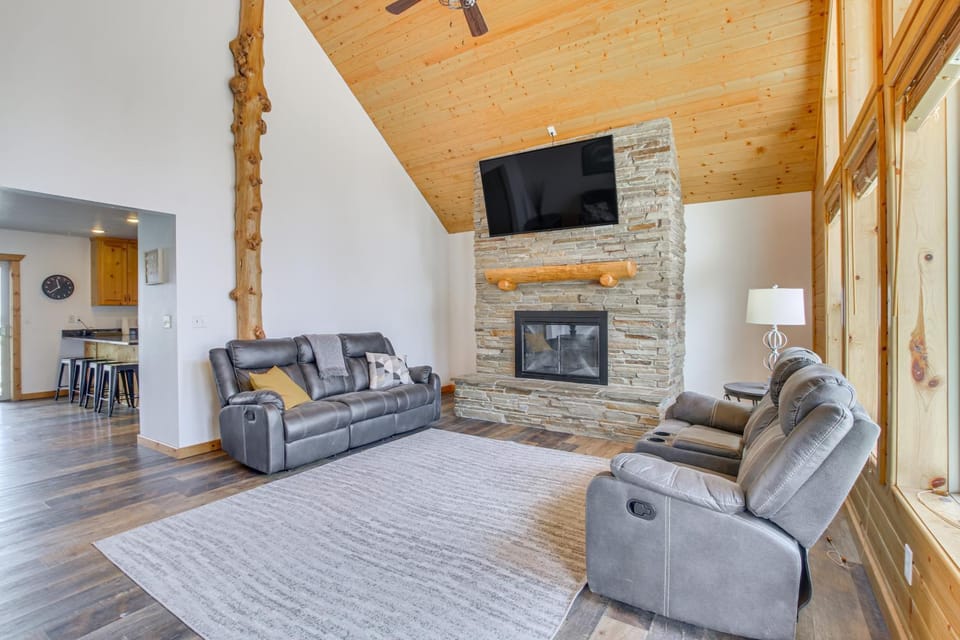 3 Mi to Bear Lake & Marina! Spacious Group Getaway House in Garden City