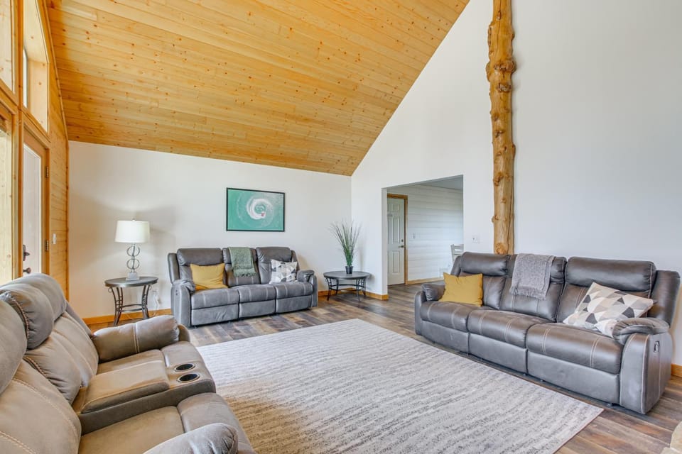 3 Mi to Bear Lake & Marina! Spacious Group Getaway House in Garden City