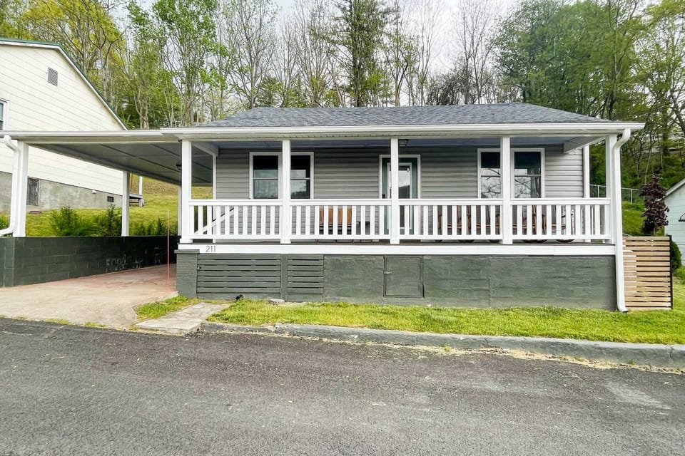 Cozy Fries Escape w/ Mountain & River Views! House in Fries