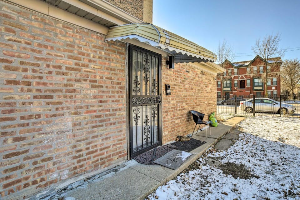 Chicago Gem Near Subway ~ 5 Mi to Downtown Apartment in Chicago