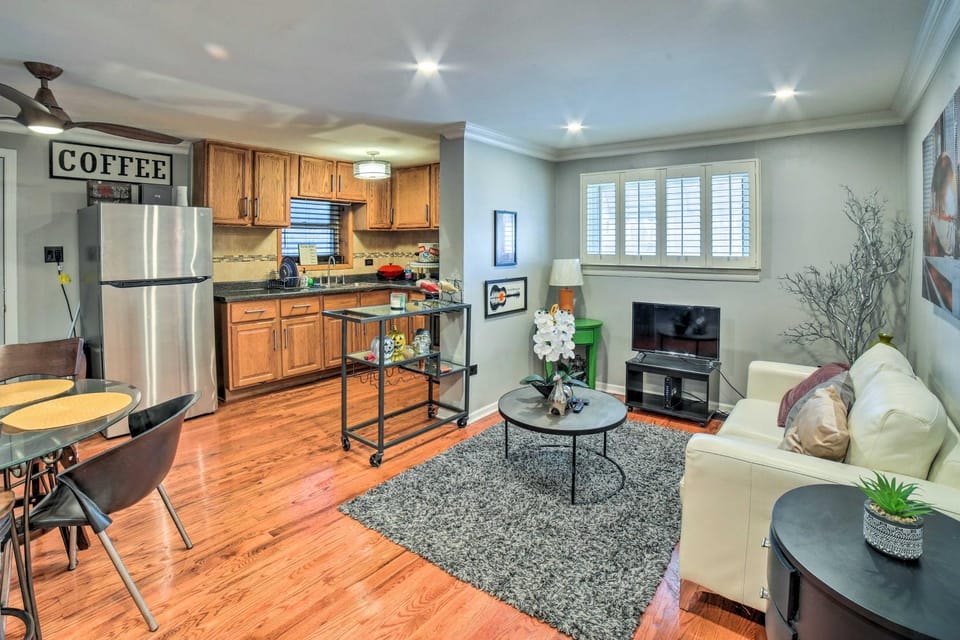 Chicago Gem Near Subway ~ 5 Mi to Downtown Apartment in Chicago