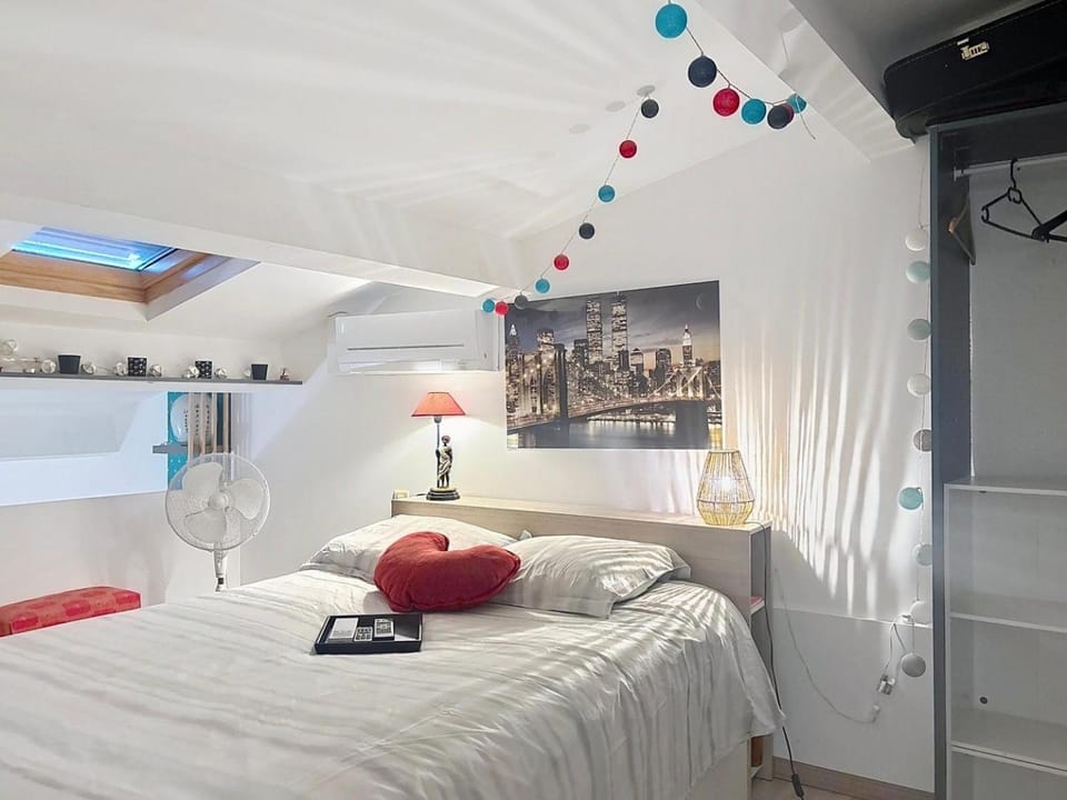 Bed, TV and multimedia, Photo of the whole room, Bedroom
