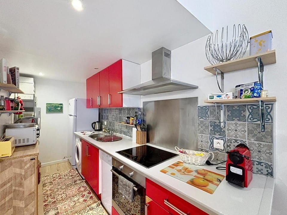 Coffee/tea facilities, Kitchen or kitchenette, dishwasher, stove, toaster