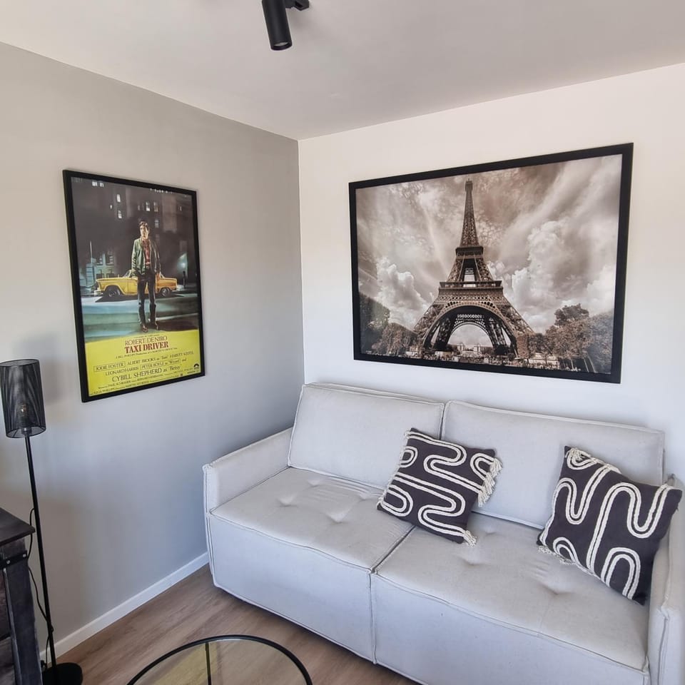 Bed, Seating area