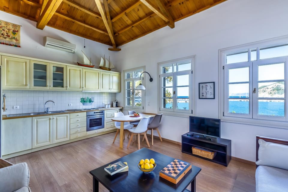 Kitchen or kitchenette, Living room, Seating area, Dining area
