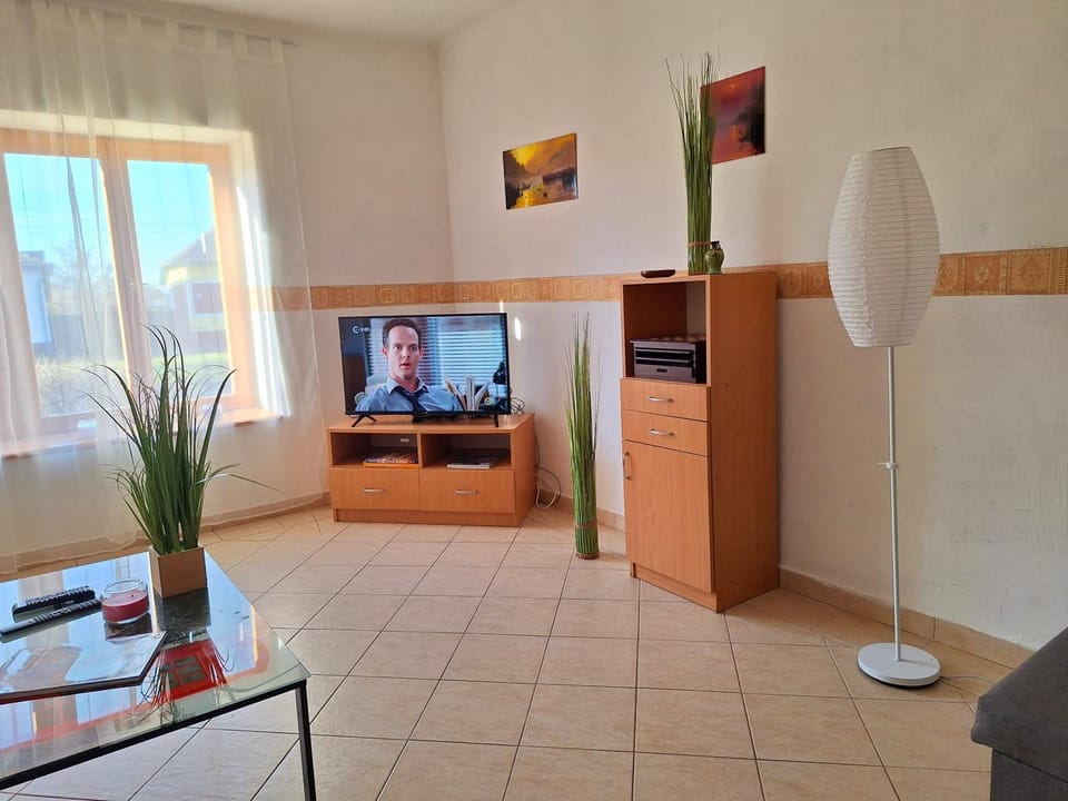 Communal lounge/ TV room, TV and multimedia, Living room, Evening entertainment