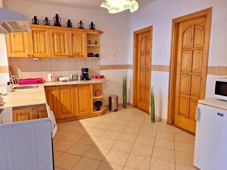 Kitchen or kitchenette, dishwasher, oven, pet friendly, toaster