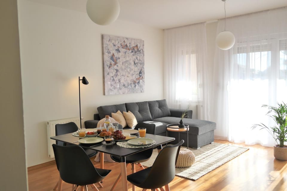 Living room, Food and drinks, Seating area, Dining area, Food
