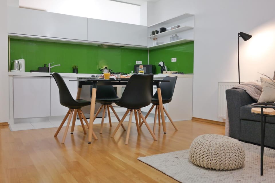 Coffee/tea facilities, Kitchen or kitchenette, Living room, Seating area, Dining area