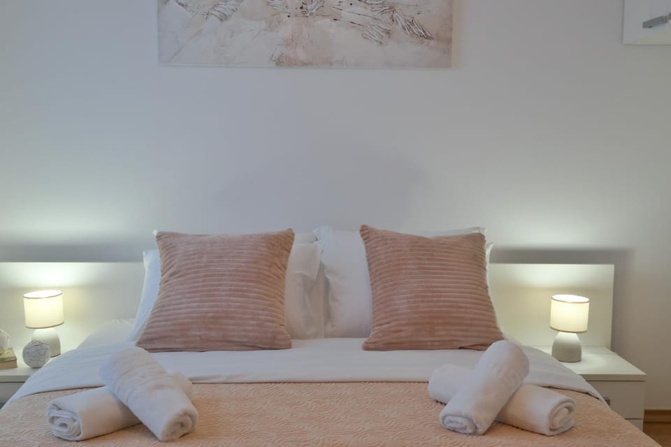 Bed, Bedroom, towels