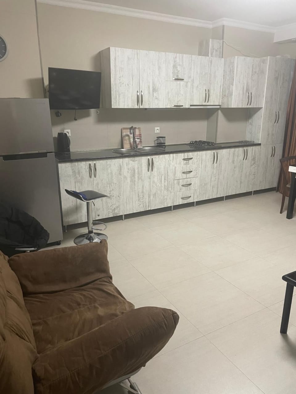 TV and multimedia, Kitchen or kitchenette, Living room, Seating area, Dining area, stove