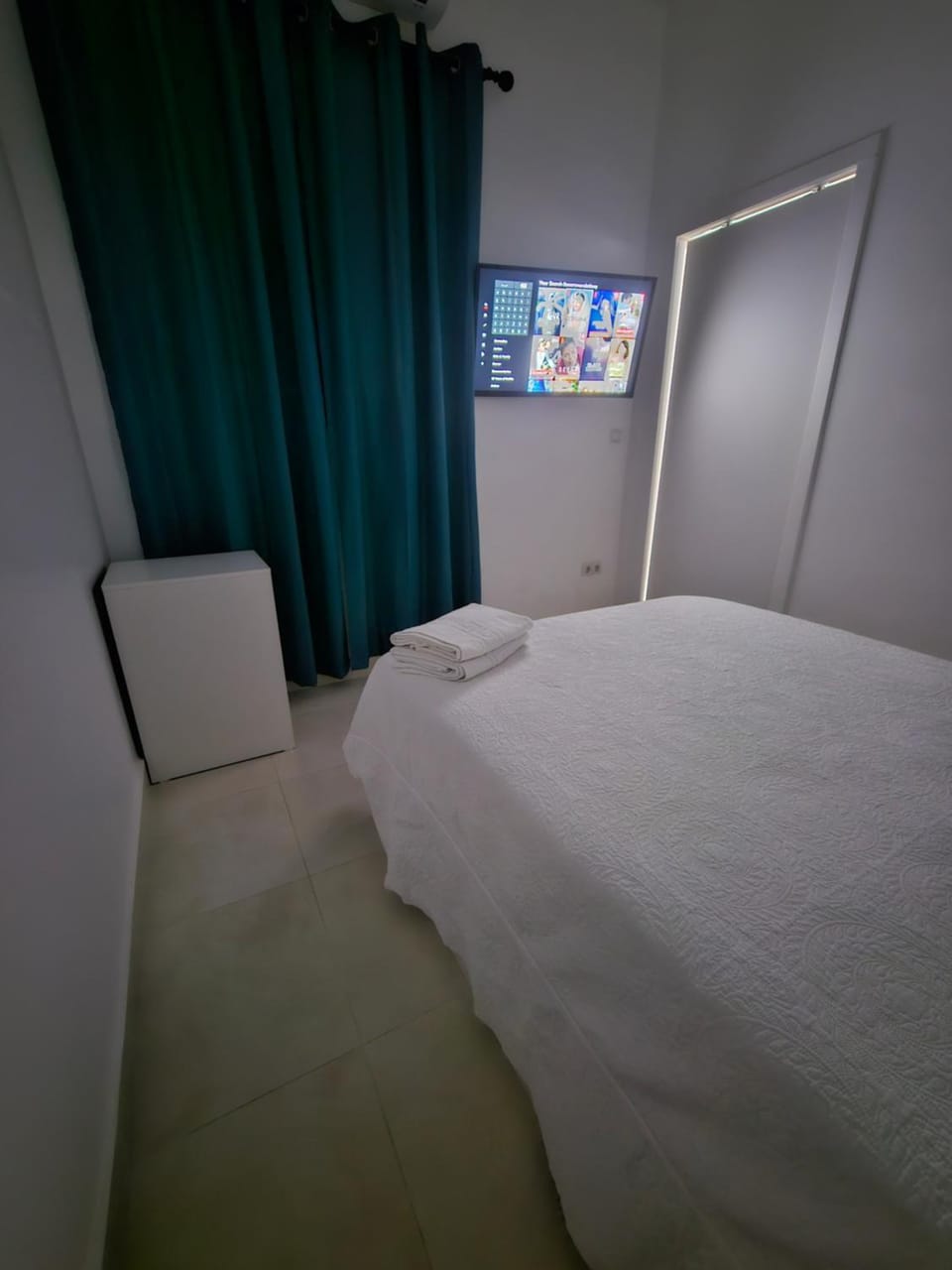 Bed, TV and multimedia, Photo of the whole room, Bedroom