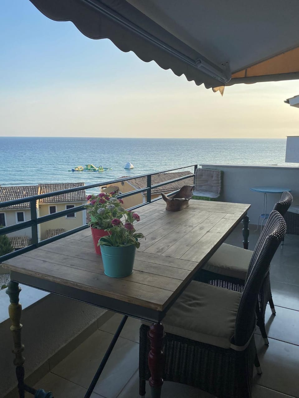 Patio, Day, Natural landscape, Balcony/Terrace, Seating area, Dining area, Beach, Sea view, Sunset