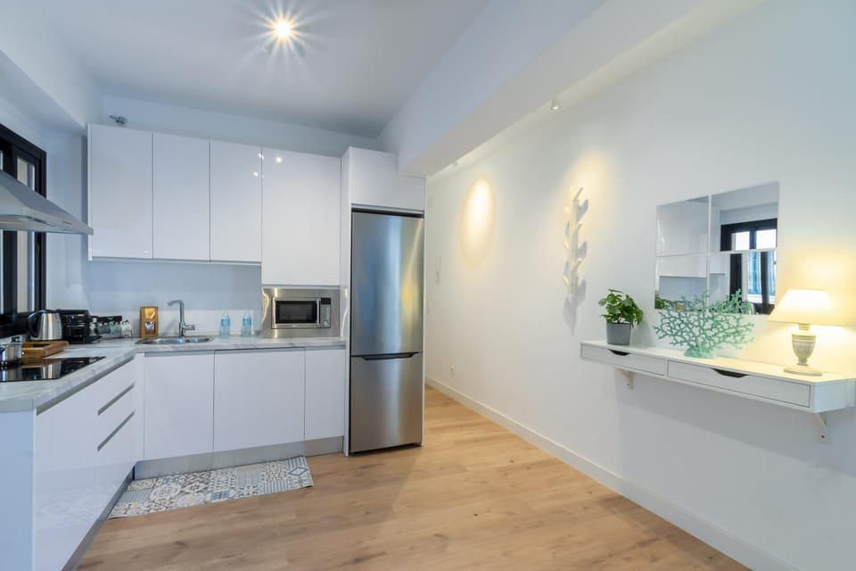 Coffee/tea facilities, Kitchen or kitchenette, minibar, stove