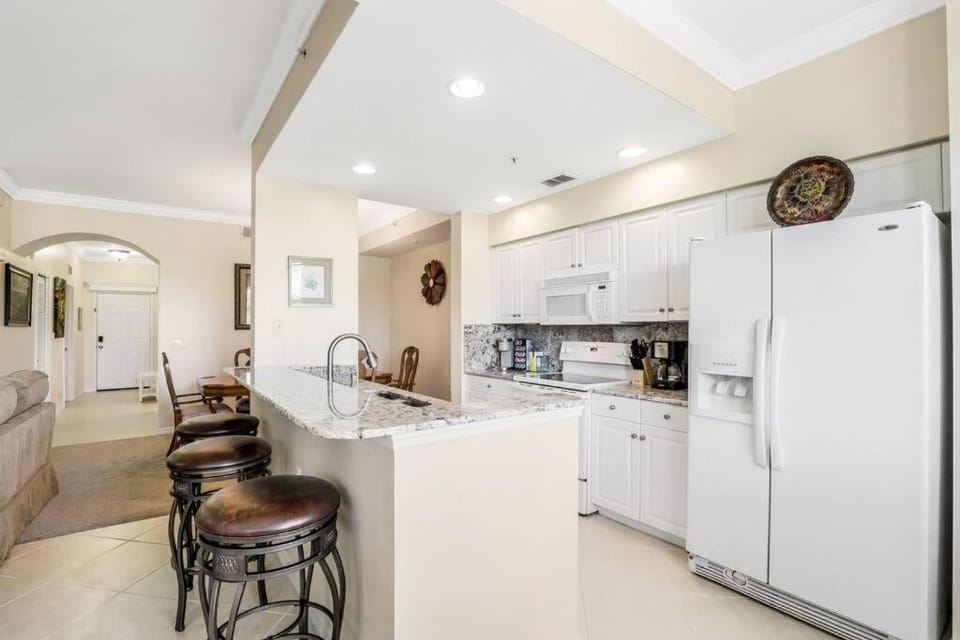 Private Golf Course Condo, Club Membership Available! Apartment in Collier County